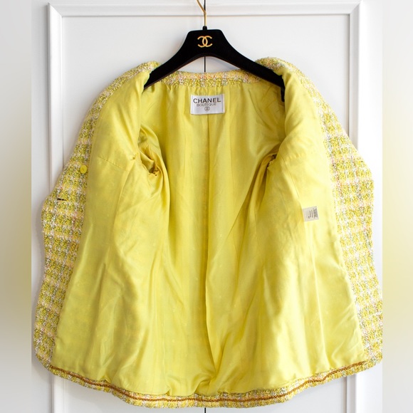 Iconic Chanel Vintage Spring/Summer 1994 Yellow Gold Tweed 94P Jacket - Picture 13 of 17